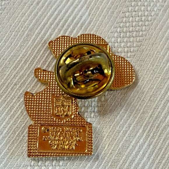 Vintage Peanuts Snoopy Collectible Enamel pin / brooch NFL Football Lions 1 " - Picture 2 of 2